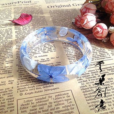凝固的晴空 天蓝色永生花白花瓣树脂滴胶手工手镯