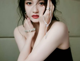 关晓彤身着黑色抹胸羽毛短裙惊艳出镜曼妙身姿尽显时尚魅力！？关晓彤冷艳恶女即视感