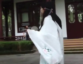 让狗子闻脚的汉服小姐姐,让狗子闻脚的温馨瞬间